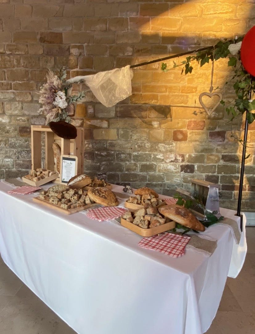 Table décorée pour un service traiteur avec un thème français, incluant du pain et des éléments de décoration typiques