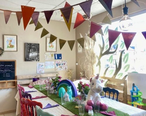 able décorée sur le thème Licorne pour un anniversaire dans l'épicerie bio.