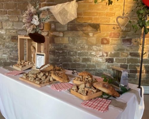 Table décorée pour un service traiteur avec un thème français, incluant du pain et des éléments de décoration typiques