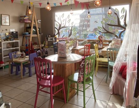 Salon de thé avec espace pour les enfants, offrant une ambiance chaleureuse et conviviale dans notre épicerie bio