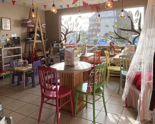 Salon de thé avec espace pour les enfants, offrant une ambiance chaleureuse et conviviale dans notre épicerie bio